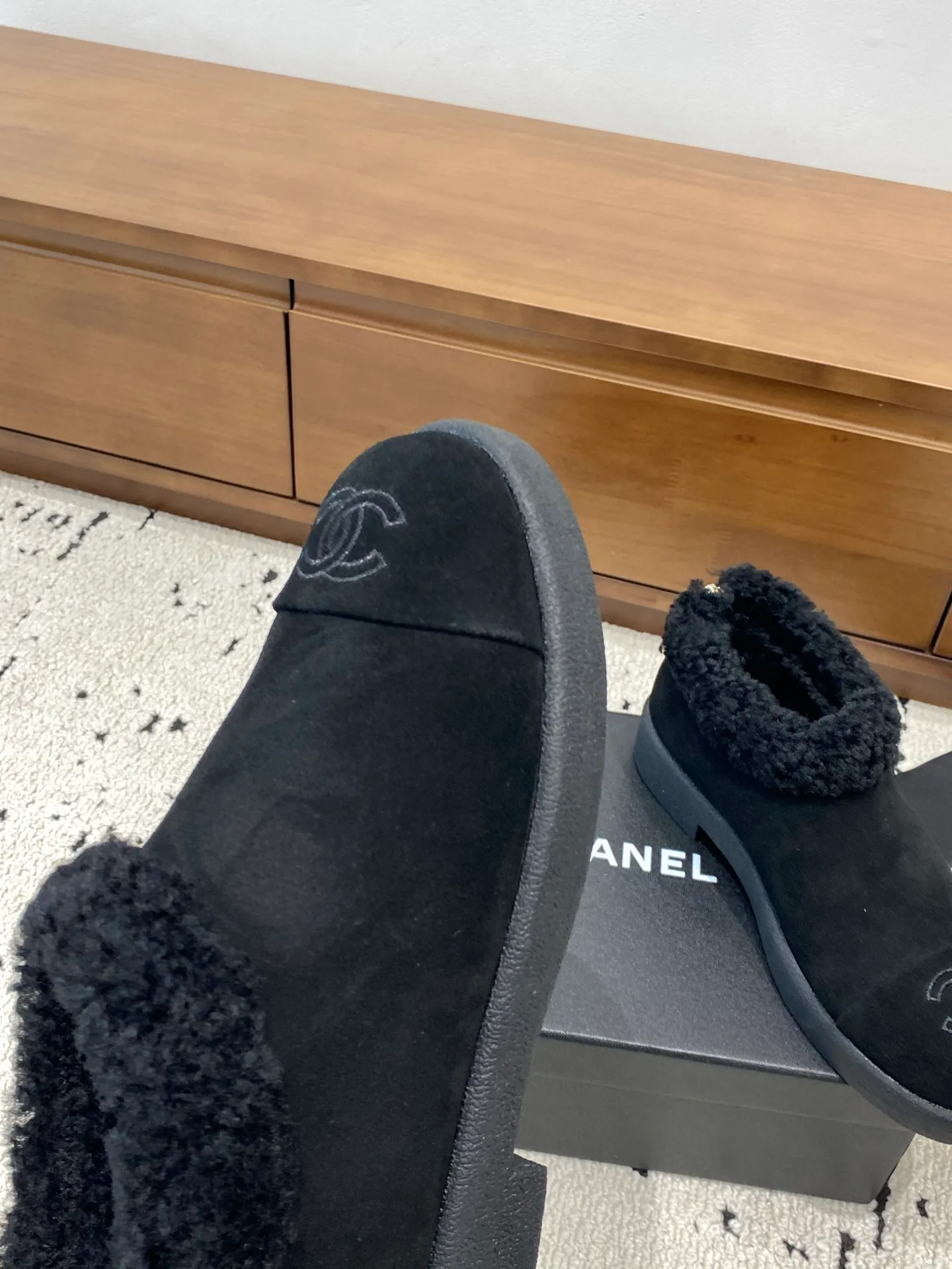 👟👟Ex-factory price 640👟👟 🍀Chanel 2025 autumn and winter style wool shoes Chanel new autumn and winter genuine wool slippers and boots Xiaoxiang 2025 autumn and winter one of the most beautiful snow boots Classic, beautiful and warm snow boots ❤️super warm! It's enough to have it this winter, it's really beautiful and fairy~ Materials and craftsmanship: The upper is made of custom sheepskin/wool/sheepskin, and the inner pads are all made of wool. It feels very soft and comfortable! The sole is the original TPU outsole Size: 35-39 (40.41 customized, non-refundable)
